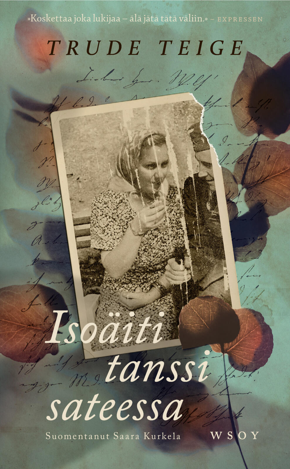 Isoäiti tanssi sateessa