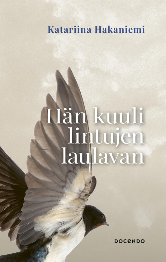 Etukansi. Katariina Hakaniemi. Hän kuuli lintujen laulavan.