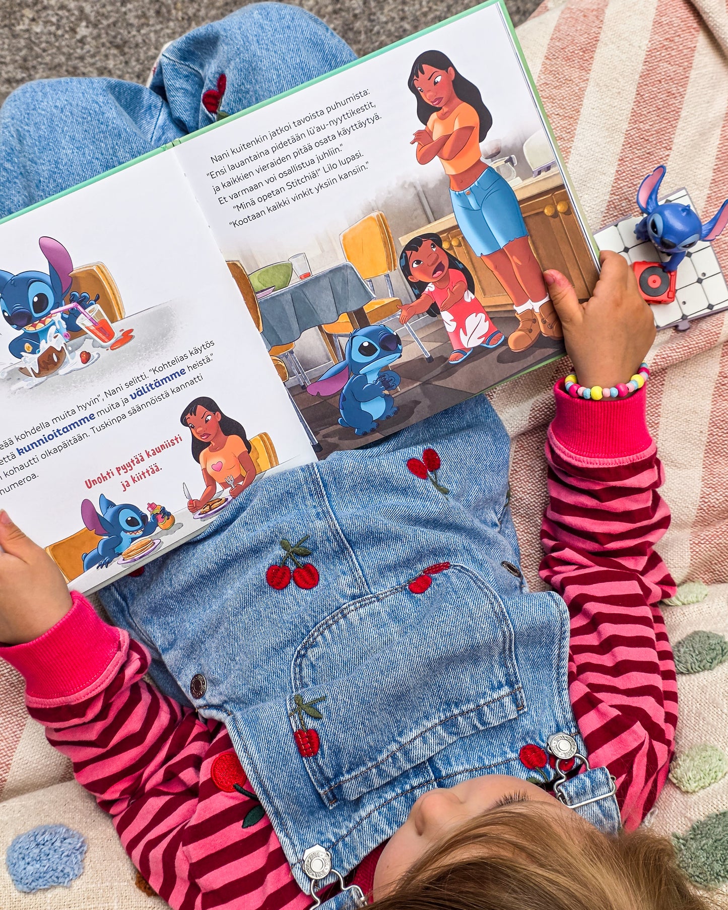 Disney. Stitch. Hyvät tavat kunniaan -kirjan aukeama