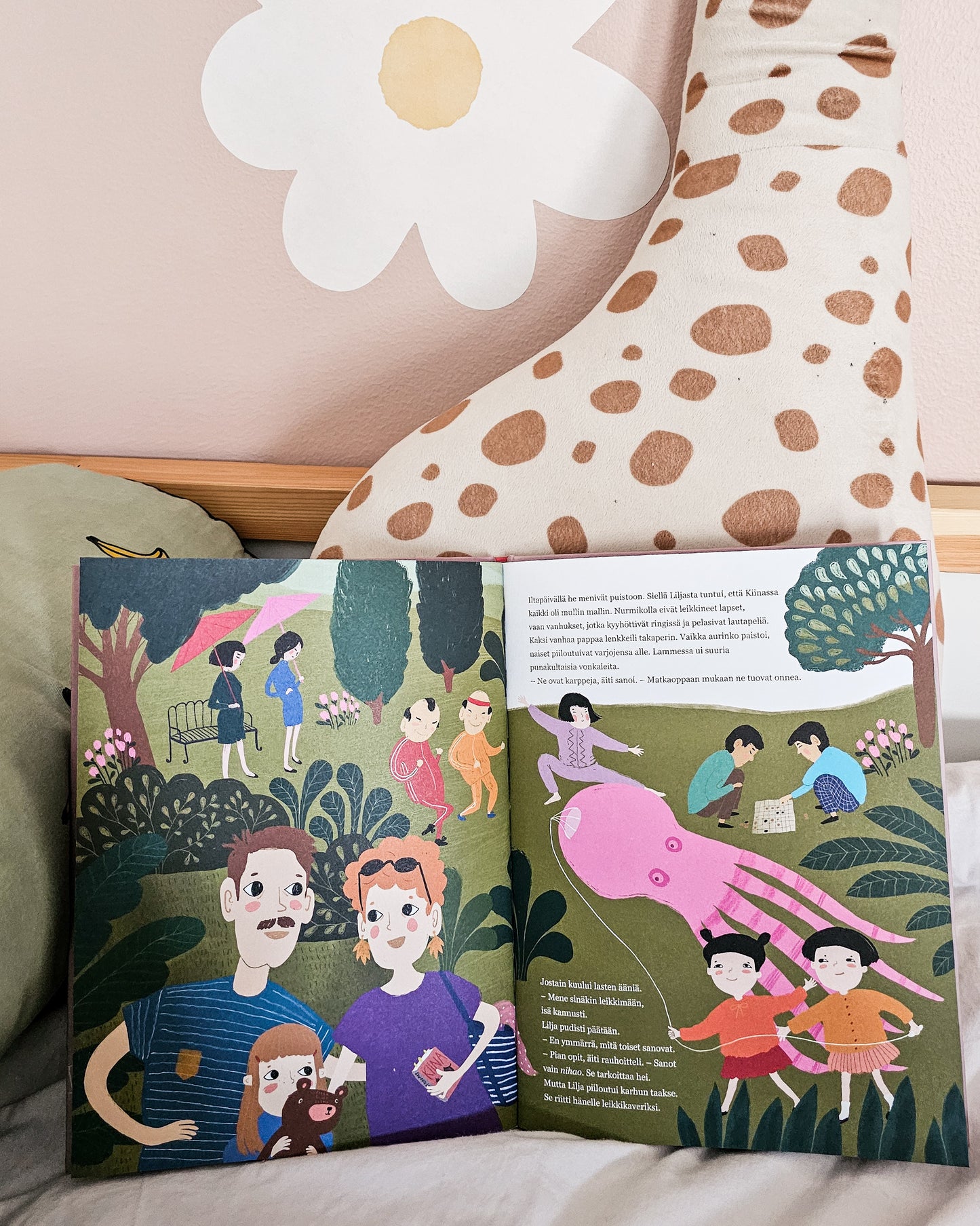 Lilja muuttaa maailmalle -kirja sisäaukeama