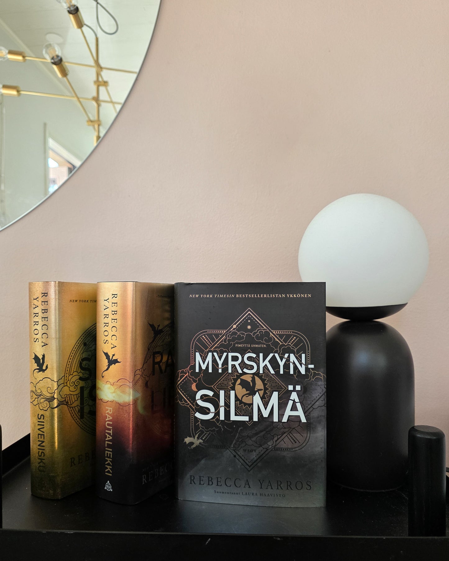 Siivenisku, Rautaliekki ja Myrskynsilmä -kirjat ja lamppu