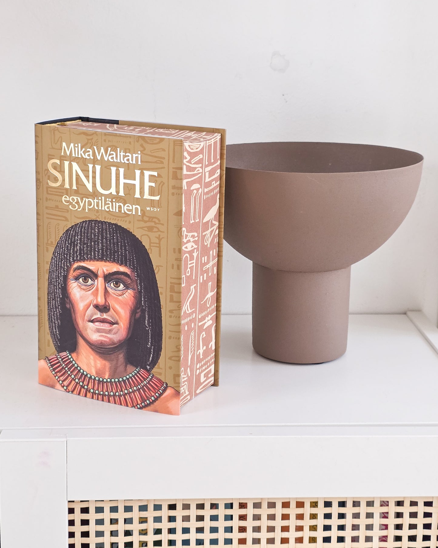 Sinuhe egyptiläinen -kirja ja maljakko