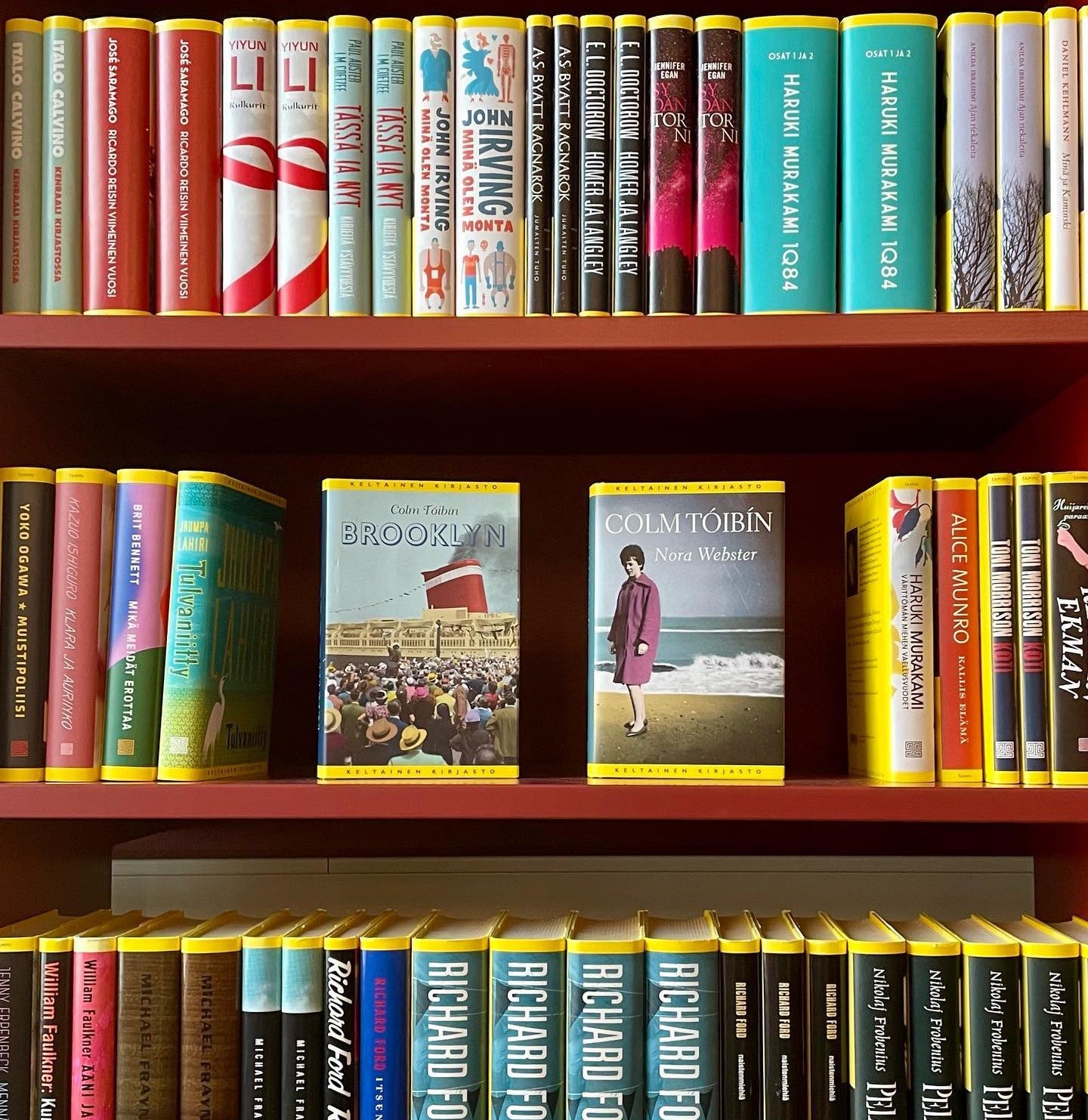 Kuva kirjahyllystä, jossa on useita Keltaisen kirjaston kirjoja.