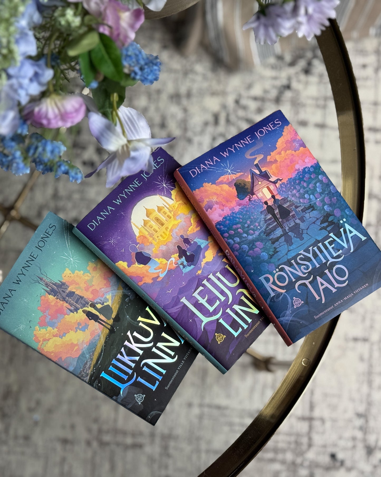 Liikkuva linna, Leijuva linna ja Rönsyilevä talo -kirjat