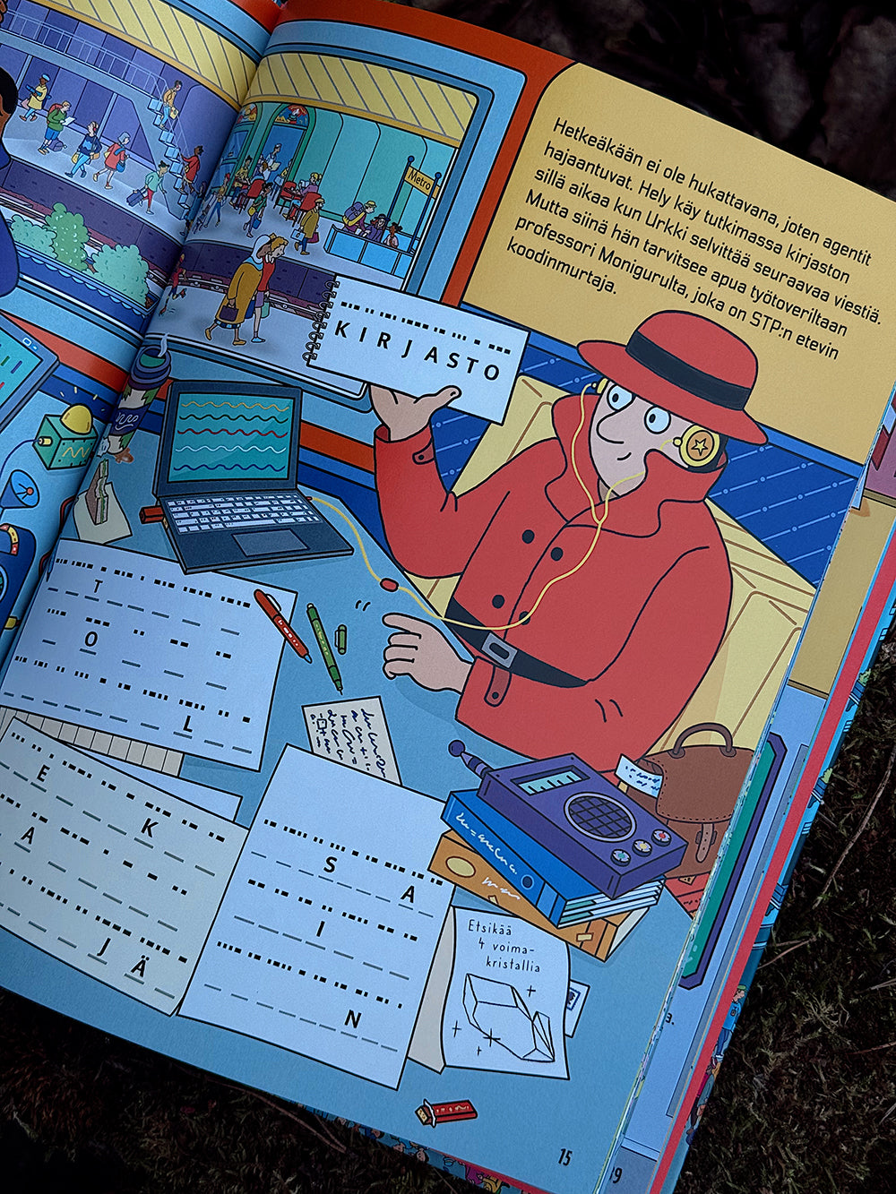 Missä Urkki luuraa -kirjan sisäaukeama