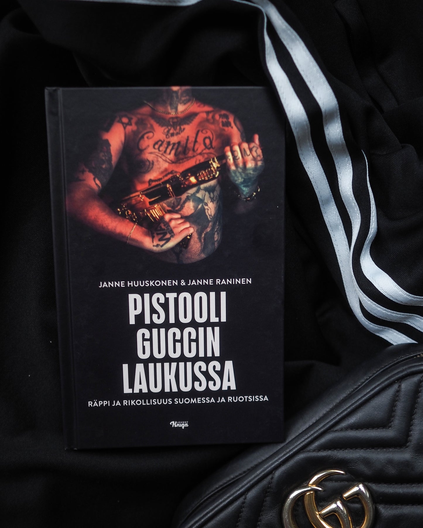 Pistooli Guccin laukussa