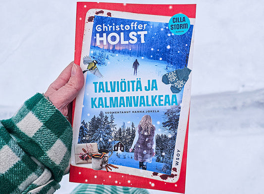 Henkilö pitelee kädessään Christoffer Holstin kirjaa 'Talviyöitä ja kalmanvalkeaa'. Taustalla luminen maisema, ja henkilöllä on vihreä-valkoruudullinen takki. Kirjan kansi kuvaa talvista maisemaa, mökkiä ja lumisessa metsässä kulkevaa hahmoa.