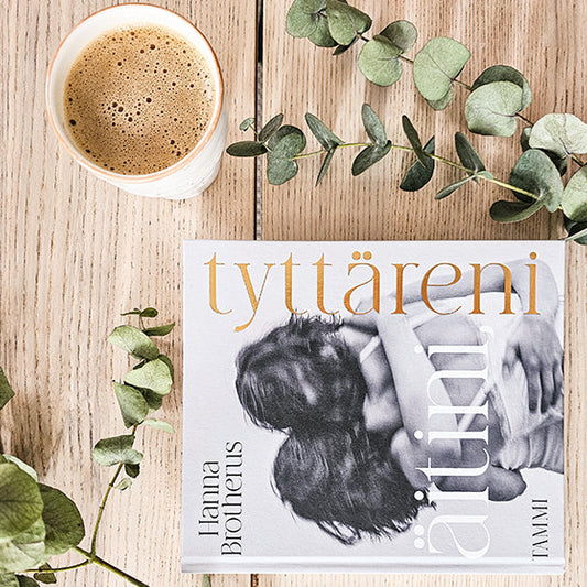 Kirja on upea äitienpäivälahja. Kuvassa Hanna Brotheruksen teos Äitini, tyttäreni.
