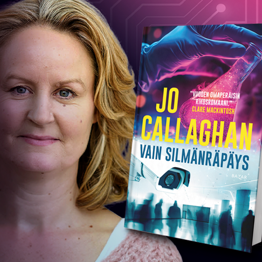 Kuvassa kirjailija Jo Callaghan muotokuvassa. Vieressä näkyy hänen kirjansa Vain silmänräpäys kansi.