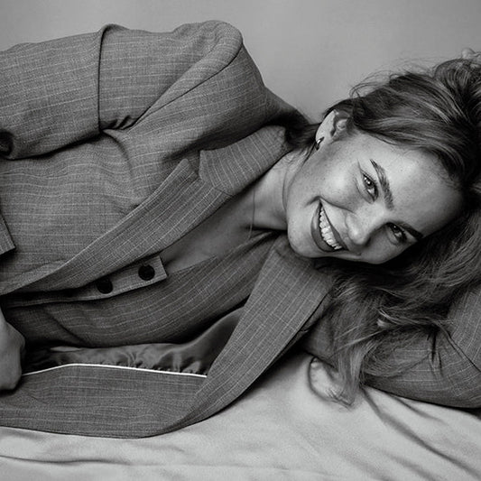 Mustavalkokuvassa kirjailija Johanna Valjakka.