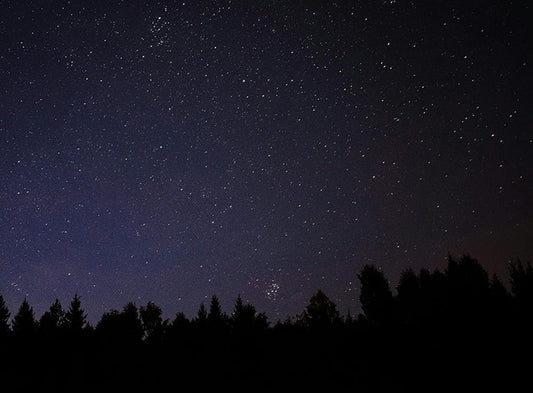 Kuva öisestä tähtitaivaasta.