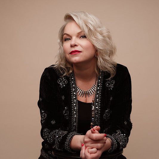 Kuvassa on puolikuvassa kirjailija Anne Moilanen.