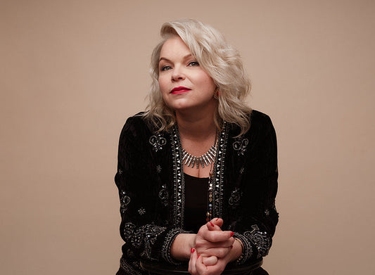 Kuvassa on puolikuvassa kirjailija Anne Moilanen.