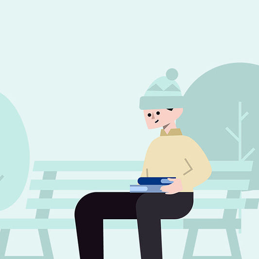Piirretty henkilö istuu vaaleansinisellä penkillä sininen kirja sylissään. Hänellä on vaaleansininen tupsupipo, vaaleankeltainen paita ja tummat housut. Taustalla näkyy kaksi vaaleansinistä puuta.