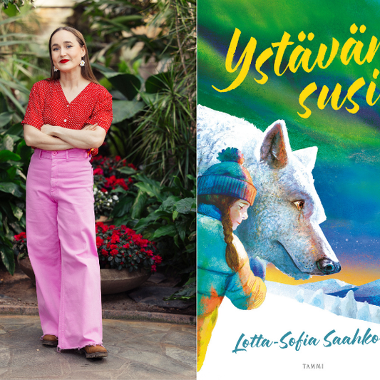 Kirjailija Lotta-Sofia Saahko seisoo kasvihuoneessa kasvien keskellä yllään punainen paita ja vaaleanpunaiset housut. Vieressä on hänen Ystäväni susi -kirjansa kansi, jossa lapsi nojaa valkoiseen suteen lumisessa maisemassa.