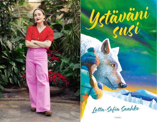 Kirjailija Lotta-Sofia Saahko seisoo kasvihuoneessa kasvien keskellä yllään punainen paita ja vaaleanpunaiset housut. Vieressä on hänen Ystäväni susi -kirjansa kansi, jossa lapsi nojaa valkoiseen suteen lumisessa maisemassa.
