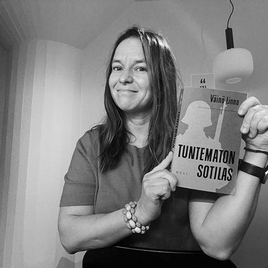 Kirjailija Satu Rämö ja Väinö Linnan Tuntematon sotilas juhlapainoksena