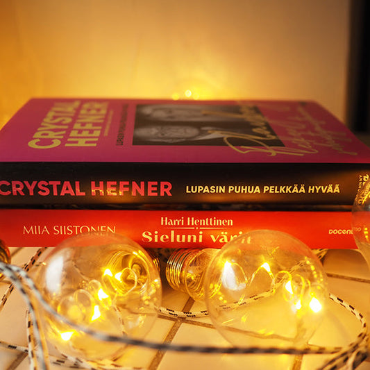 Crystal Hefnerin ja Harri Henttisen elämäkerrat pinossa