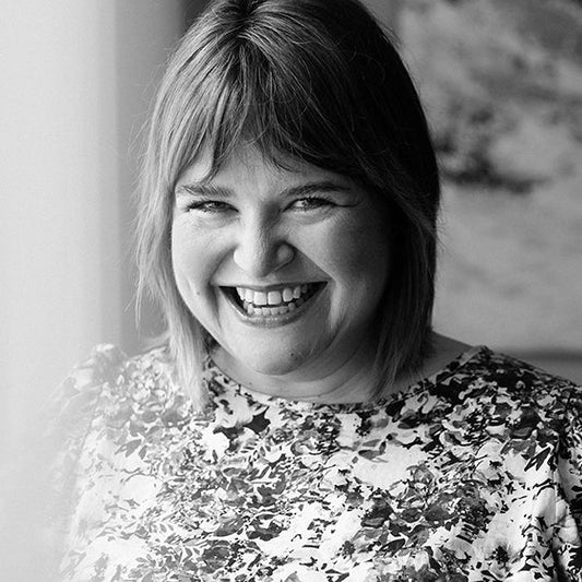 Kirjailija Anna Karhunen mustavalkokuvassa