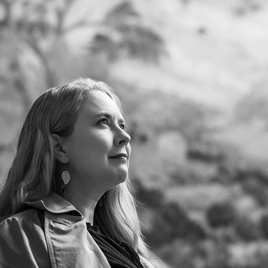 Mustavalkoinen kuva kirjailija Elina Lappalaisesta.