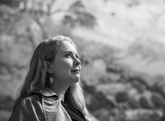 Mustavalkoinen kuva kirjailija Elina Lappalaisesta.