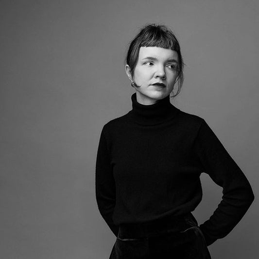 Mustavalkoinen puolikuva kirjailija-taitelija Juliana Hyrristä.