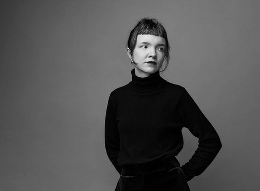 Mustavalkoinen puolikuva kirjailija-taitelija Juliana Hyrristä.