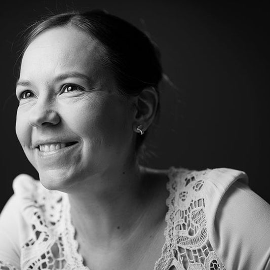 Mustavalkoinen potrettikuva kirjailija Maria Mustrannasta.