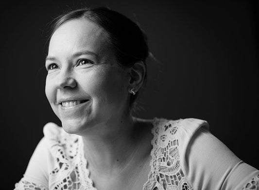 Mustavalkoinen potrettikuva kirjailija Maria Mustrannasta.