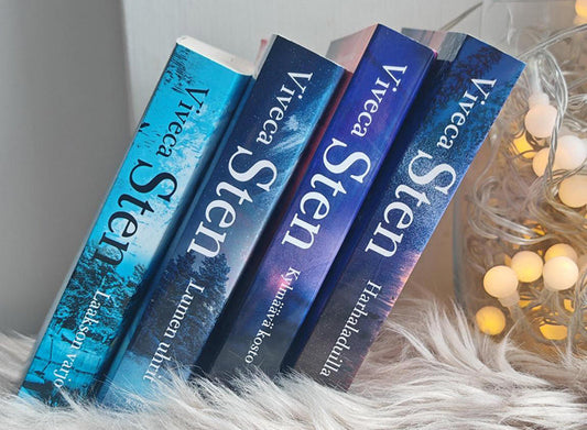 Vaalealla karvataljalla neljä Viveca Stenin pokkaria.