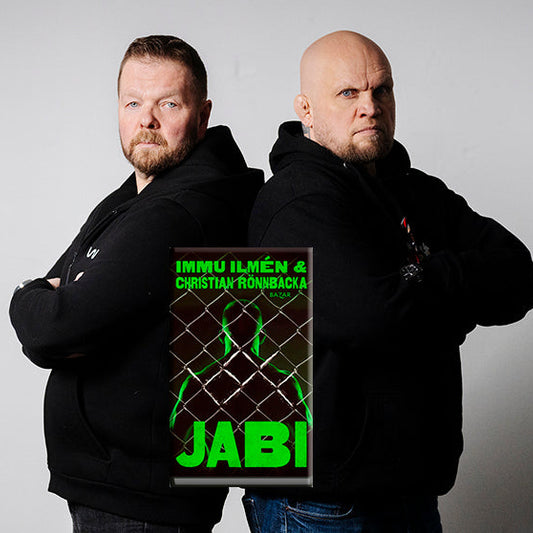 Kuva, jossa kirjailija Christian Rönnbacka ja entinen vapaaottelija Mika Ilmén poseeraavat selät vastakkain mustissa huppareissa. Heidän välissään näkyy heidän yhteisen kirjansa, Jabin, kansi vihreine siluetteineen ja häkkiverkkokuvioineen.