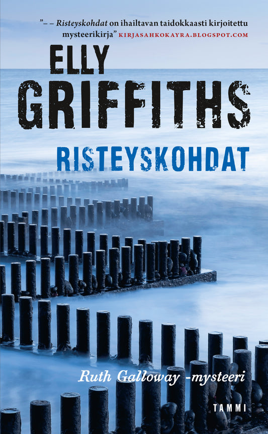 Etukansi. Elly Griffiths. Risteyskohdat.