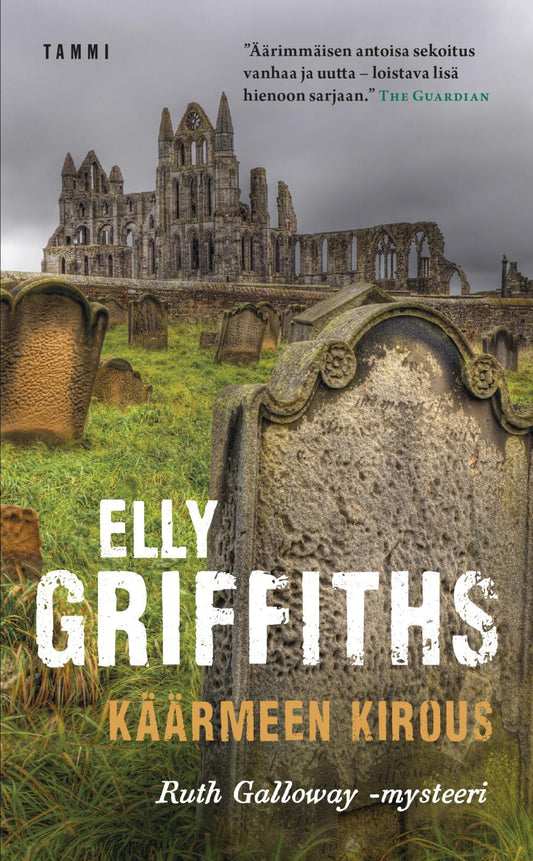 Etukansi. Elly Griffiths. Käärmeen kirous.