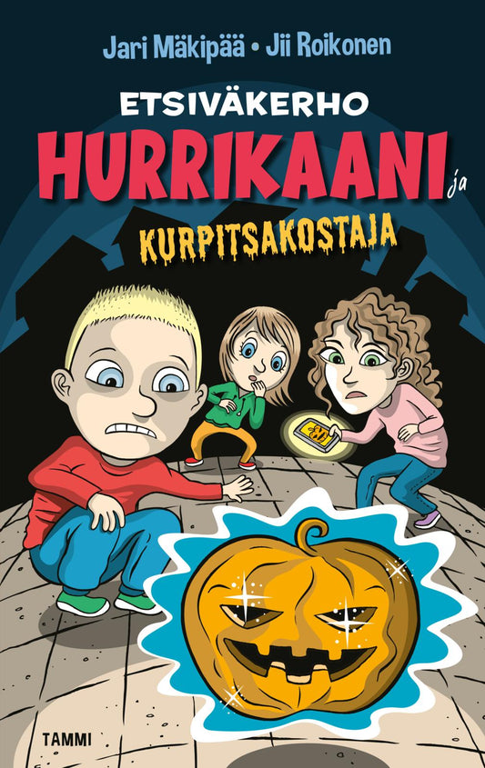 Etukansi. Jari Mäkipää. Jii Roikonen. Etsiväkerho Hurrikaani ja kurpitsakostaja.