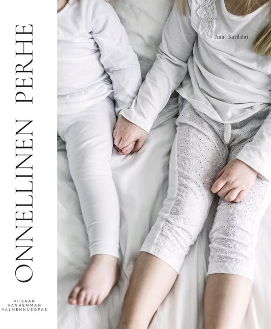 Etukansi. Anne Karilahti. Onnellinen perhe.