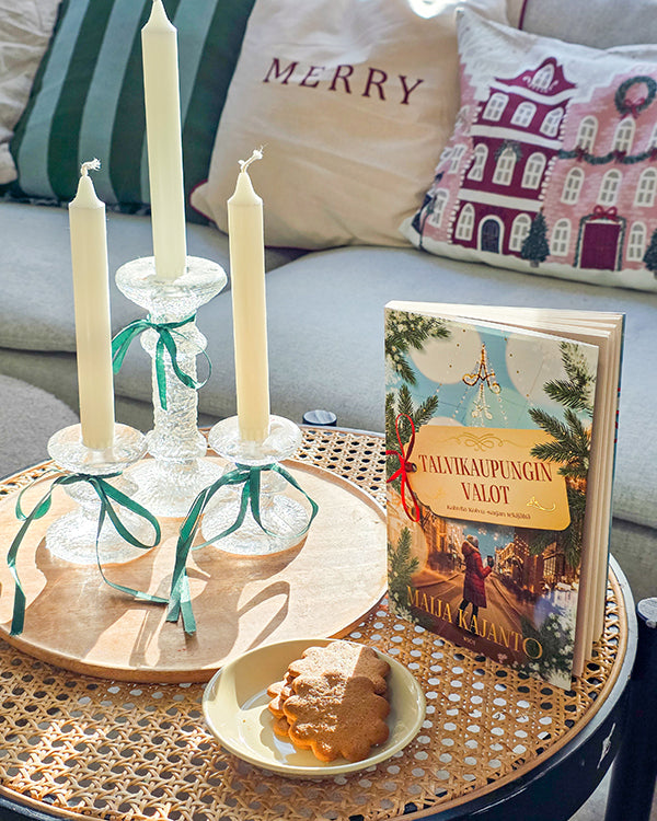 Talvikaupungin valot -kirja, kynttilöitä ja pipareita