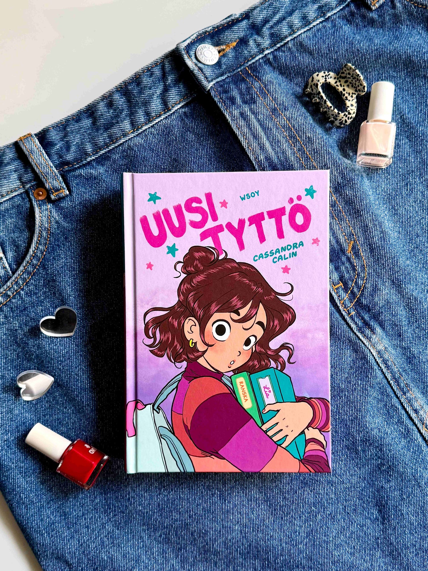 Uusi tyttö -kirja
