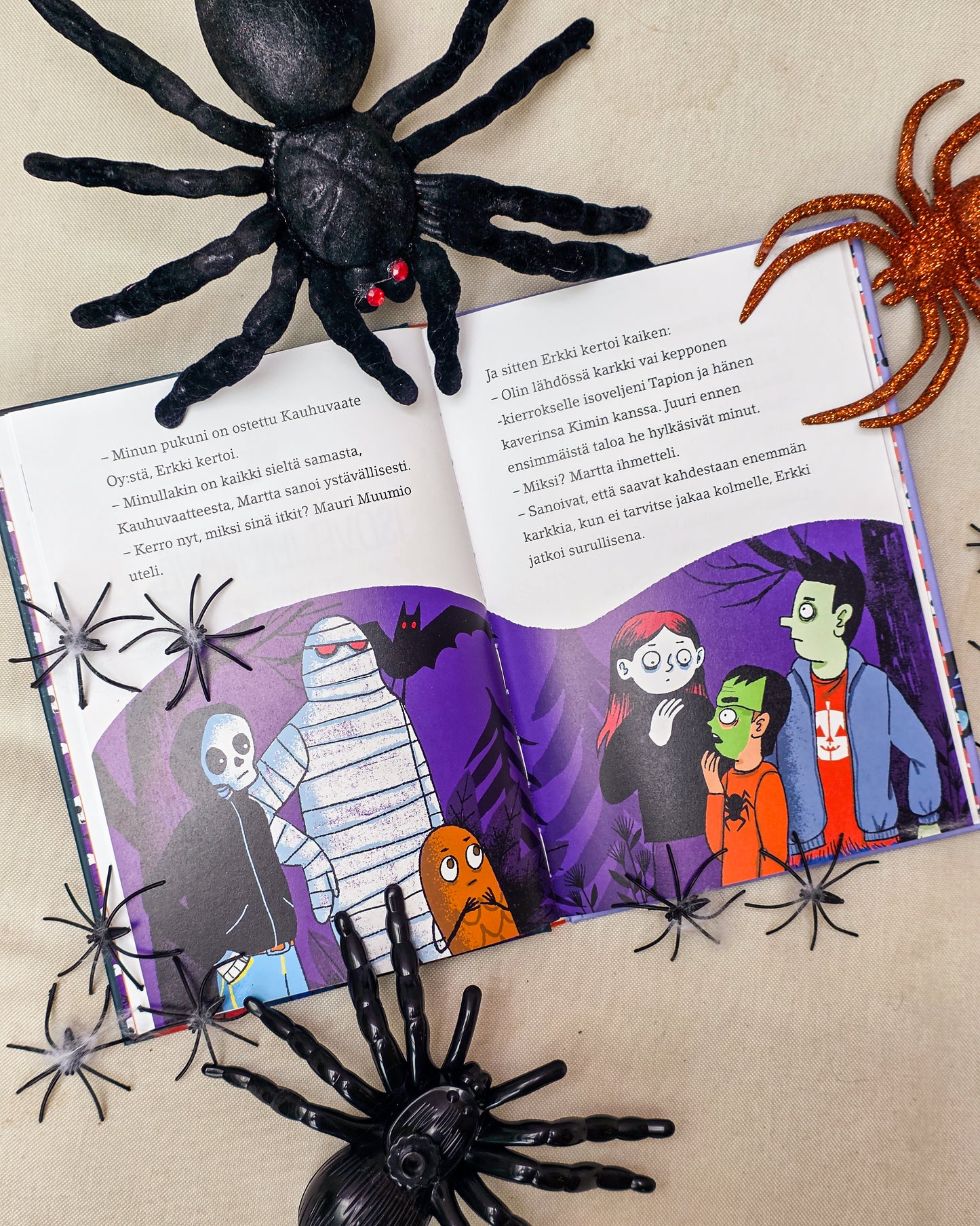 Yökoulu ja kaikkien aikojen Halloween -kirjan aukeama