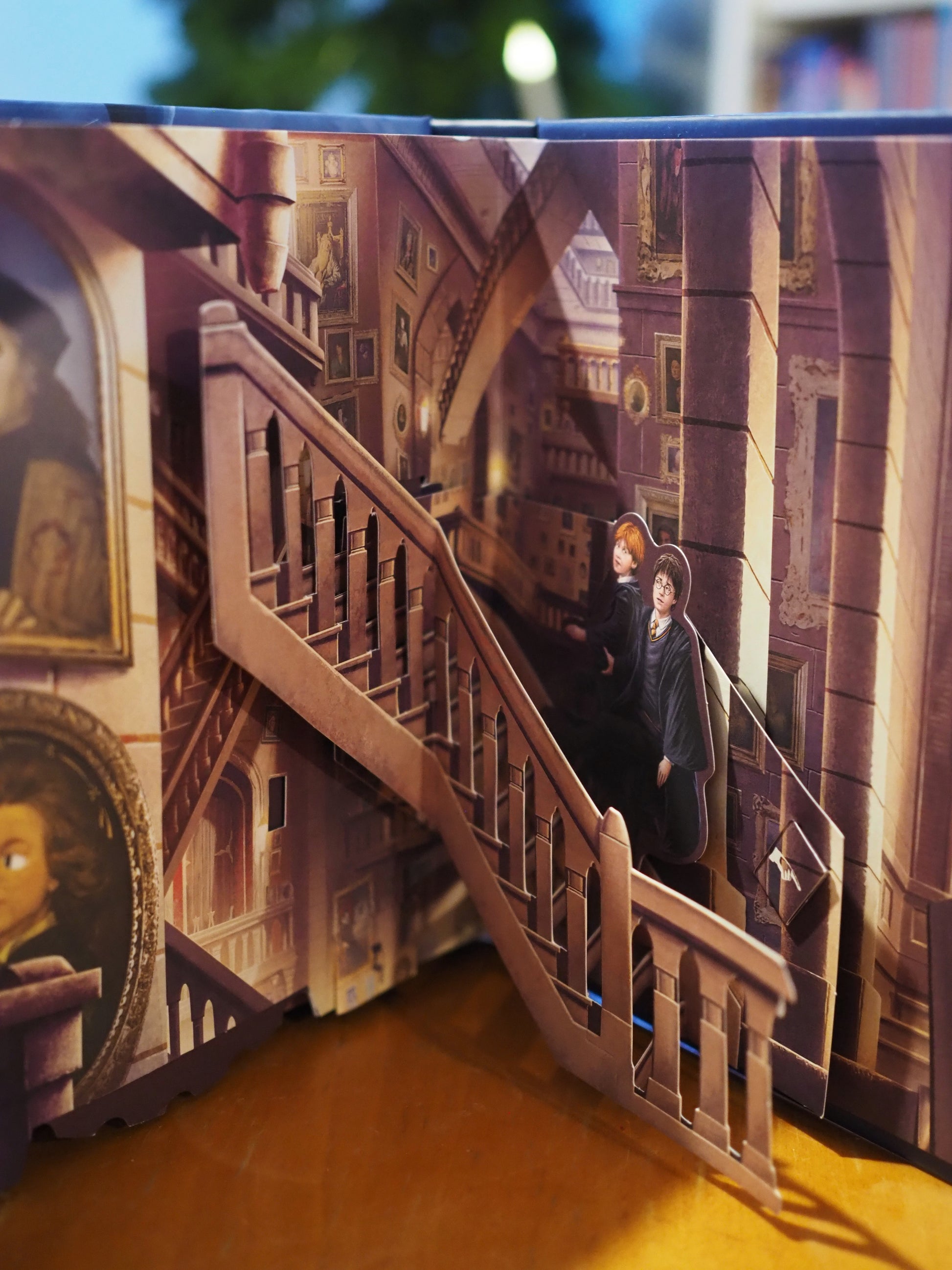 Har­ry Pot­ter - Mat­ka Ty­ly­pah­kaan -kirjan 3-ulotteinen sisäaukeama.