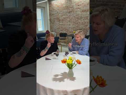 Paula Noronen ja Minna Kivelä Älyttömän hulluja satuja -kirjan videolla
